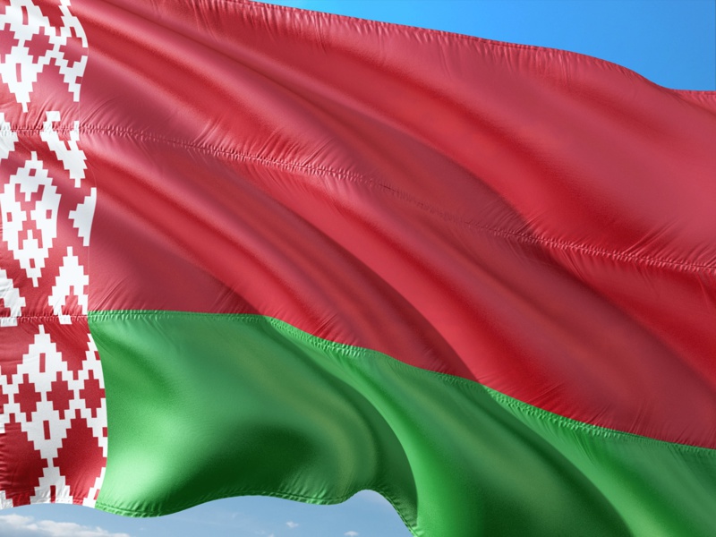 Biélorussie : la réélection de Loukachenko contestée, son opposante fuit le pays