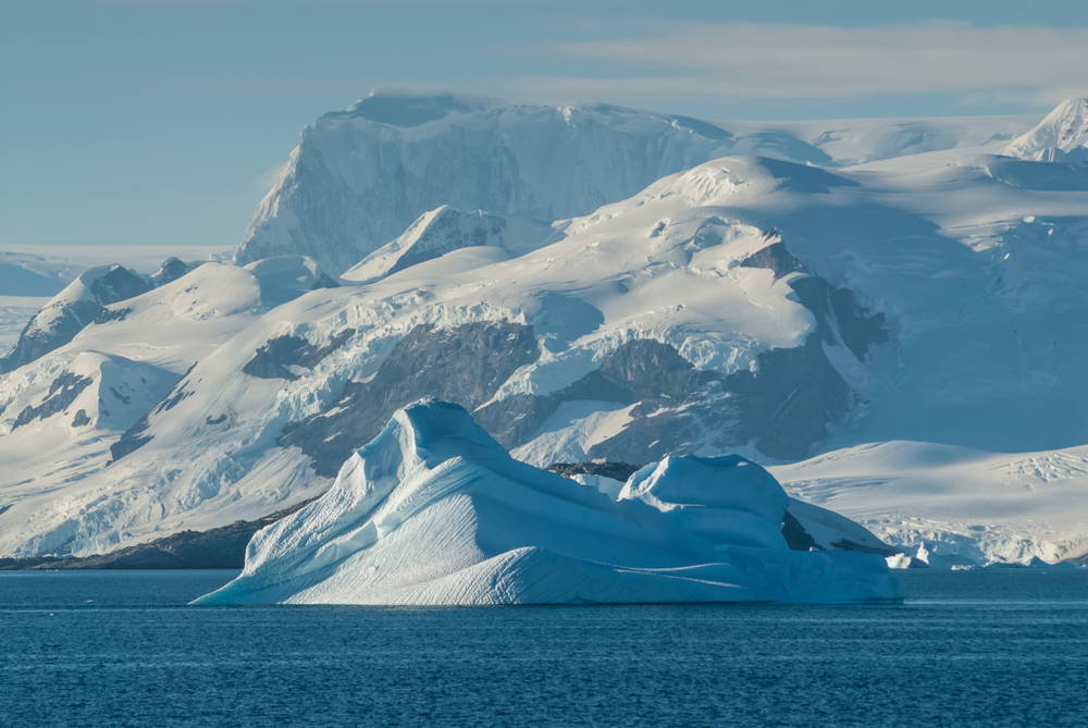 Antarctique : un iceberg géant se détache de sa barrière de glace