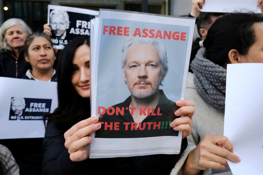 Le père de Julian Assange alerte sur l’état de santé de son fils