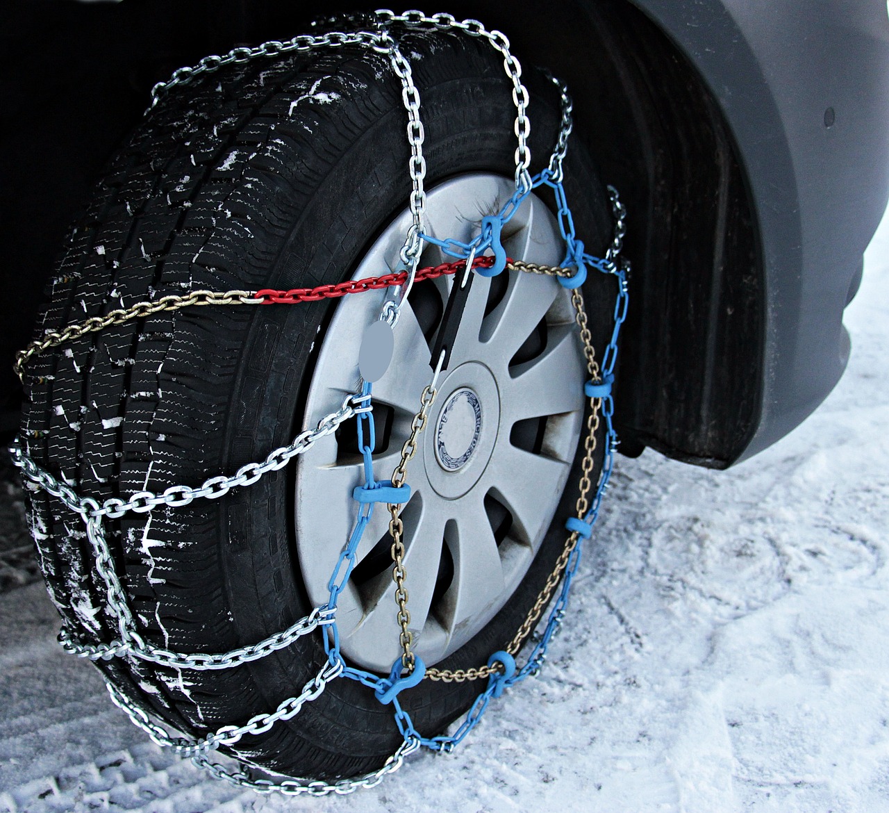 les pneus neiges sont obligatoires dans les départmements concernés, mais vous pouvez aussi vous équiper de chaussettes à neige ou des chaines.