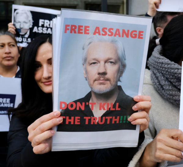 Le père de Julian Assange alerte sur l’état de santé de son fils