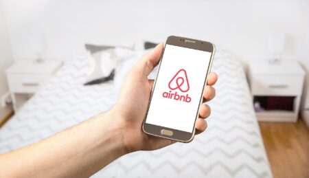Airbnb : un logiciel pour détecter les hôtes dangereux via les réseaux sociaux ?