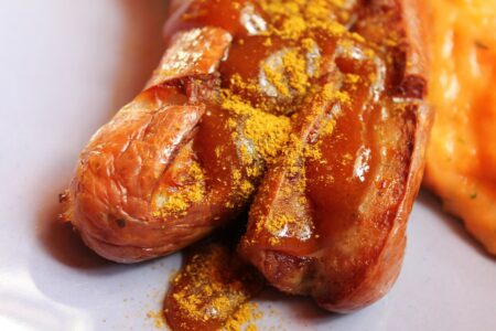 Volkswagen supprime la Currywurst, Gerhard Schröder s’insurge