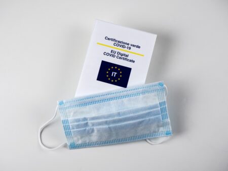 Le Pass vaccinal adopté, nouveau record de cas en France