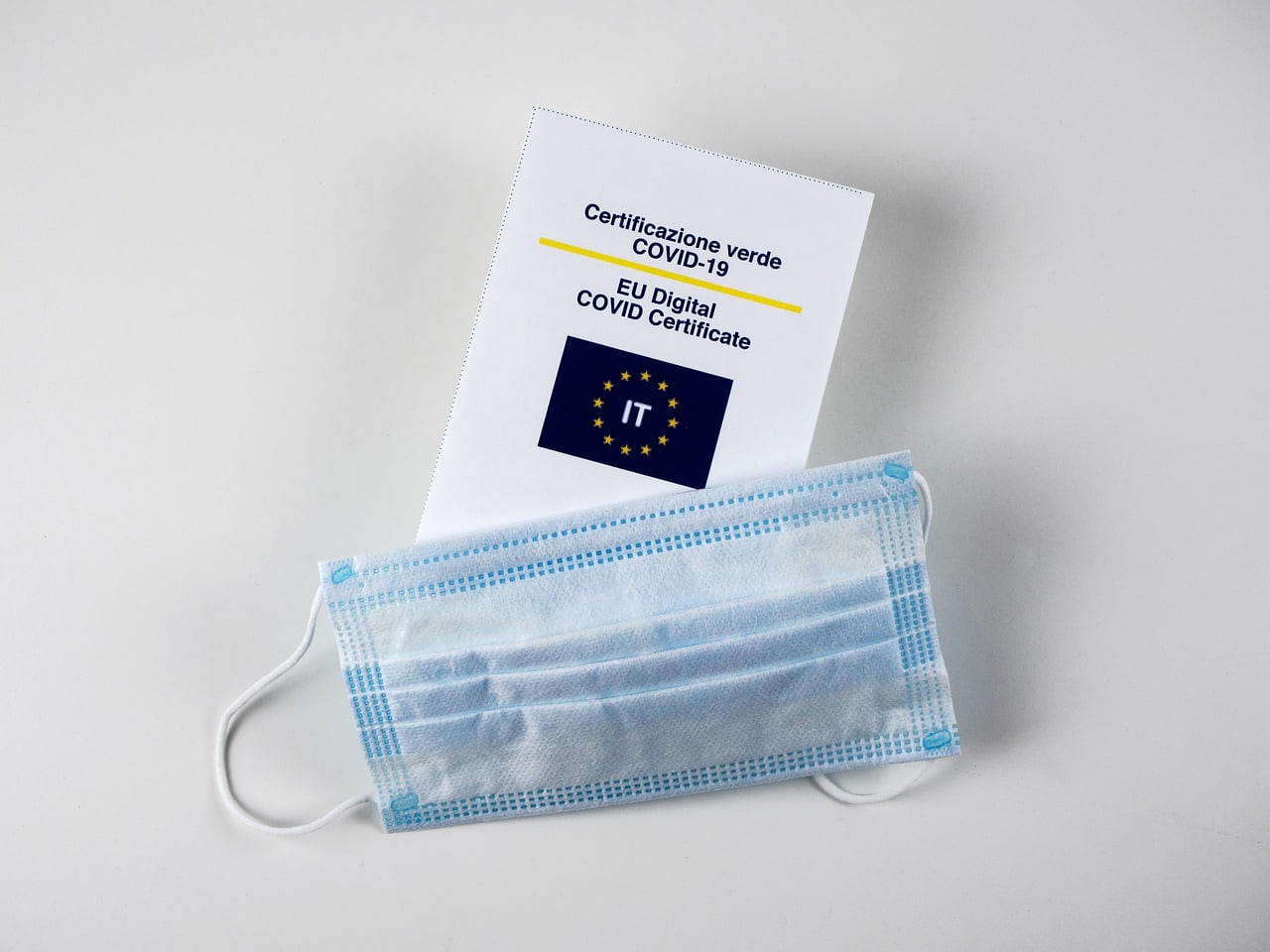 Le Pass vaccinal adopté, nouveau record de cas en France