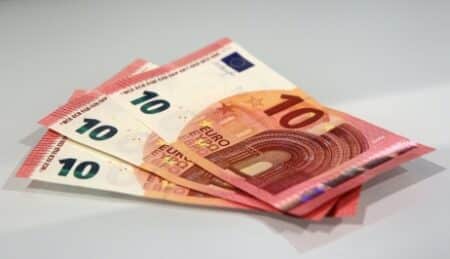 Le nouveau billet de 10 euros sera plus difficile à falsifier