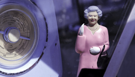 La France offre un cheval de la Garde républicaine à Élisabeth II