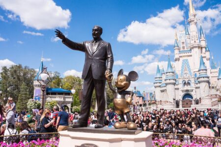12 parcs, un tour du monde, un jet privé : la nouvelle offre de Disney