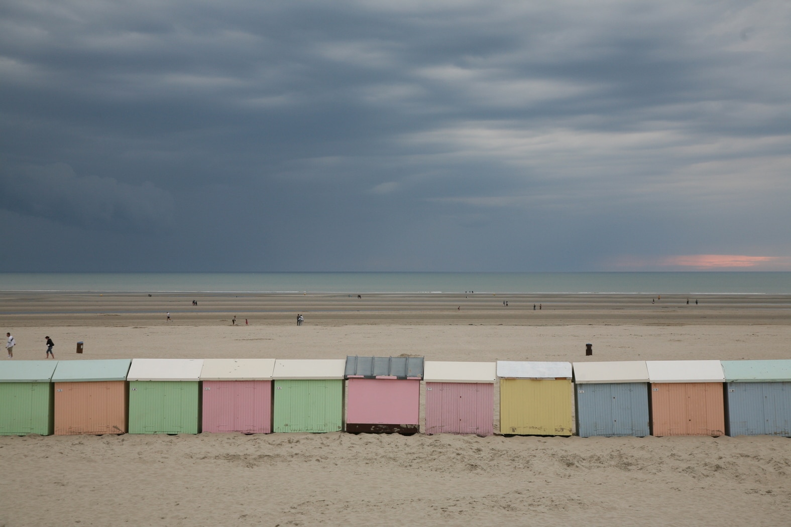 Adrien Lhommedieu : Un hymne cinématographique à l'océan à travers la photographie