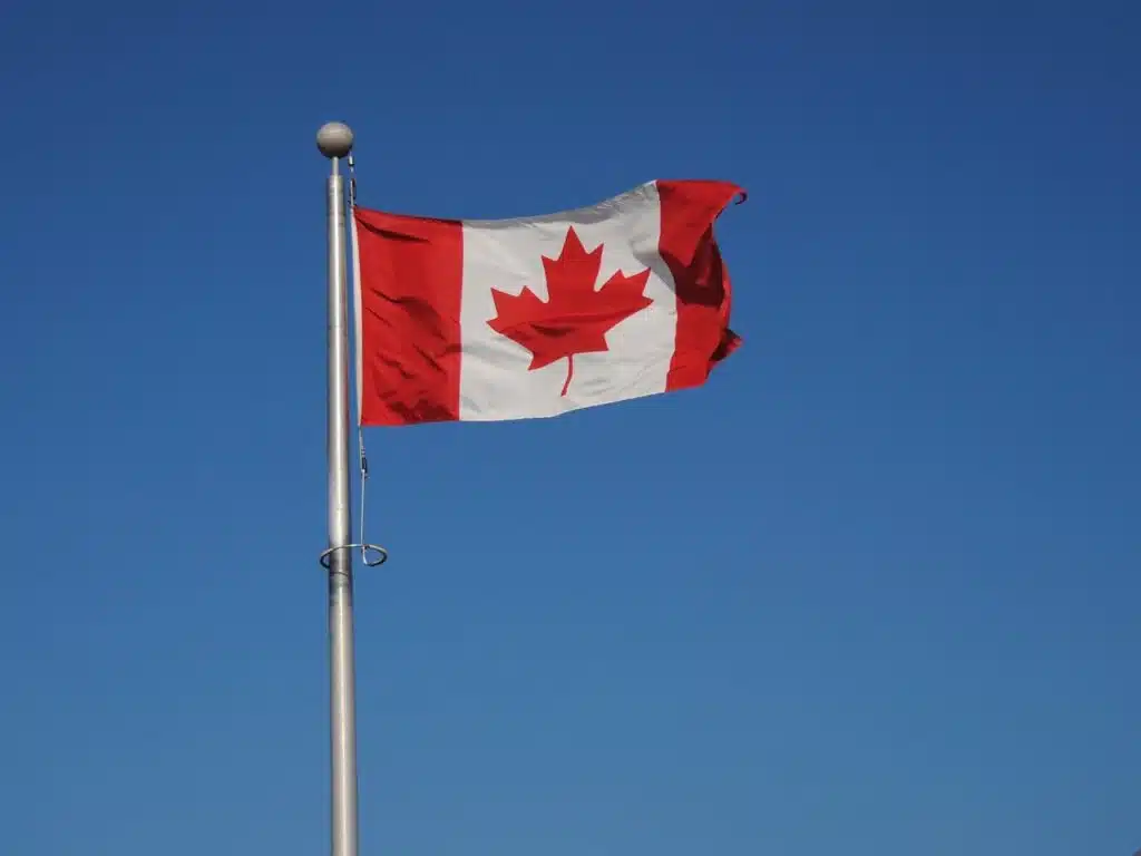 Pour aider les jeunes, le Canada taxe les riches