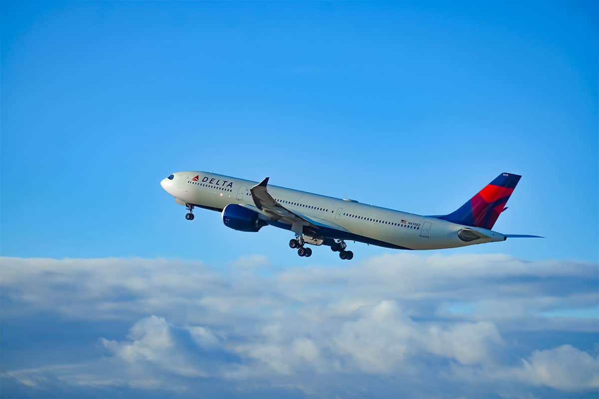 Un vol Delta Airlines qui fait demi-tour après que le plafond se soit effondré