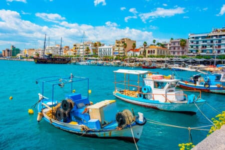 L'essor des destinations méditerranéennes alternatives pour les voyageurs français