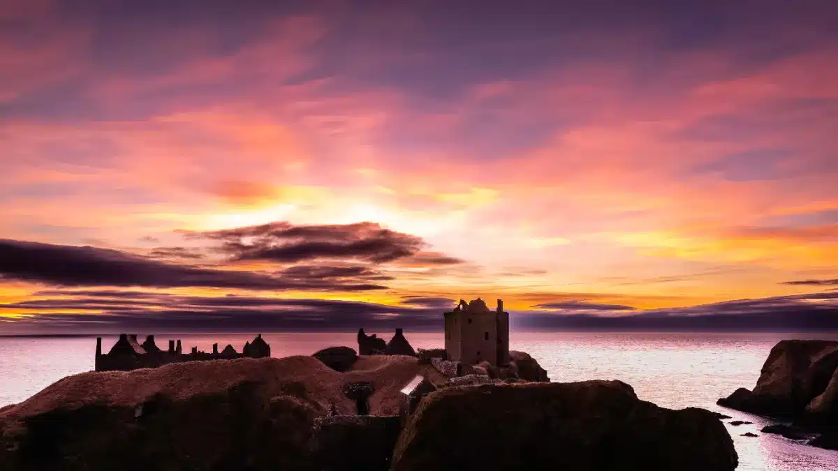 Découvrez la plage de Saint-Guirec en Bretagne : un joyau naturel à explorer