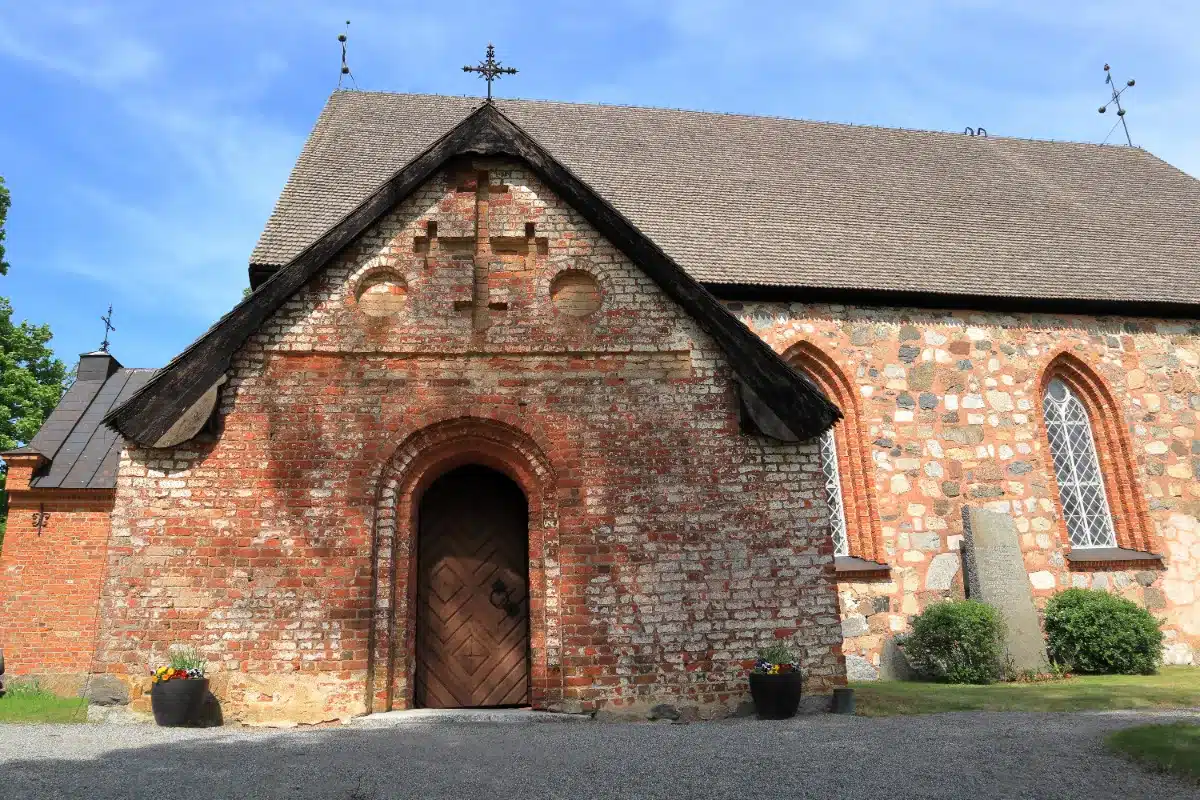 Découvrez Collonges-la-Rouge : un joyau médiéval en Corrèze