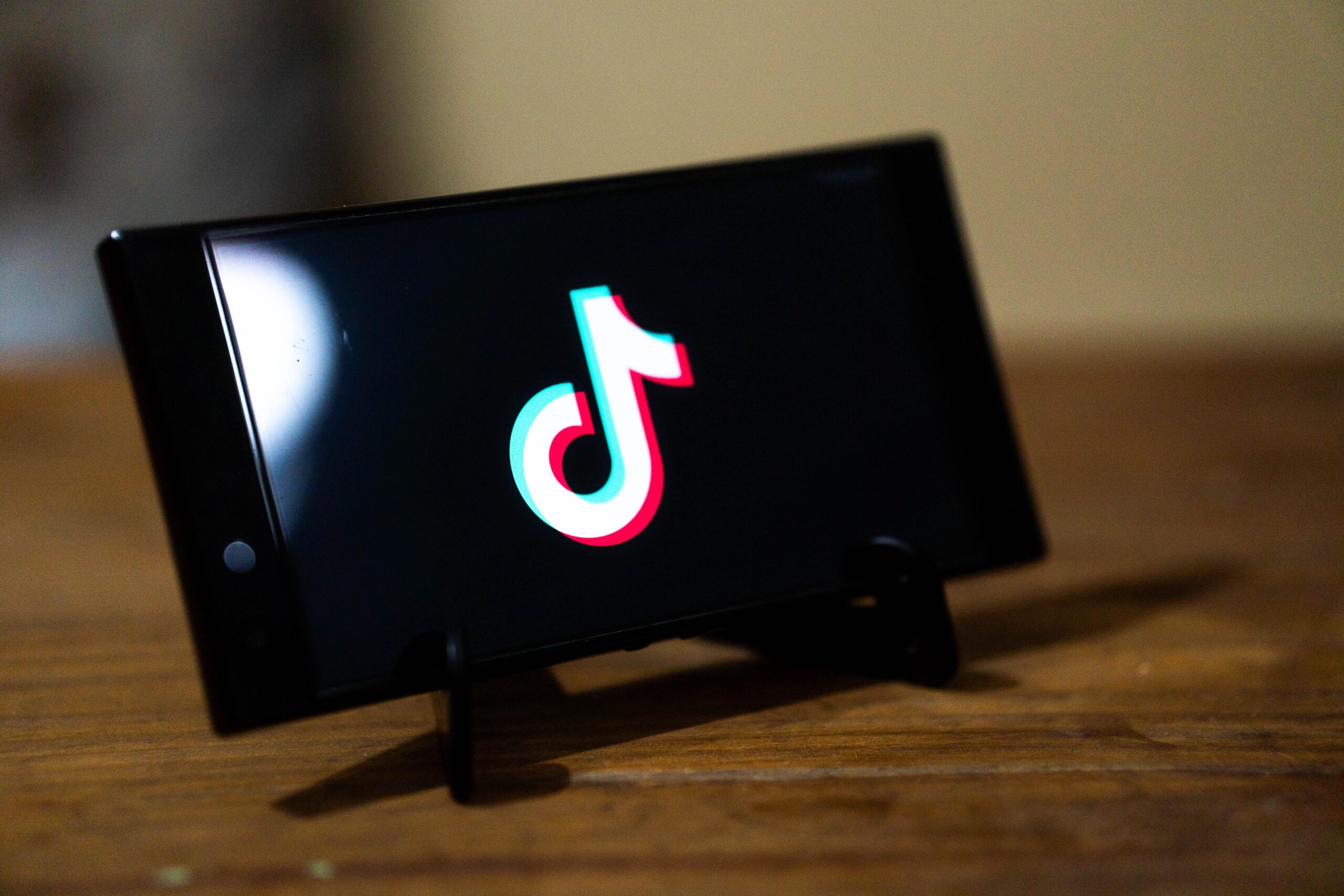 TikTok dans le viseur de la justice : seize familles portent plainte pour abus de faiblesse