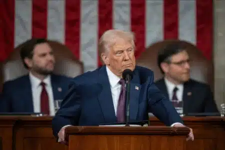 Les États-Unis suspendent leur opération militaire en Iran et mettent fin aux escortes à Ormuz