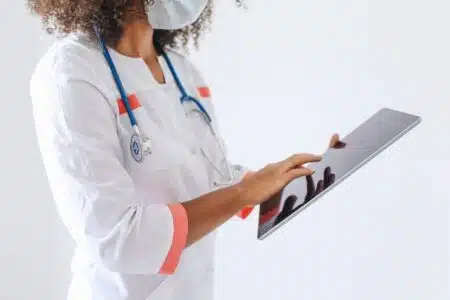 Frais de santé : pourquoi allez-vous recevoir un SMS après chaque consultation ?