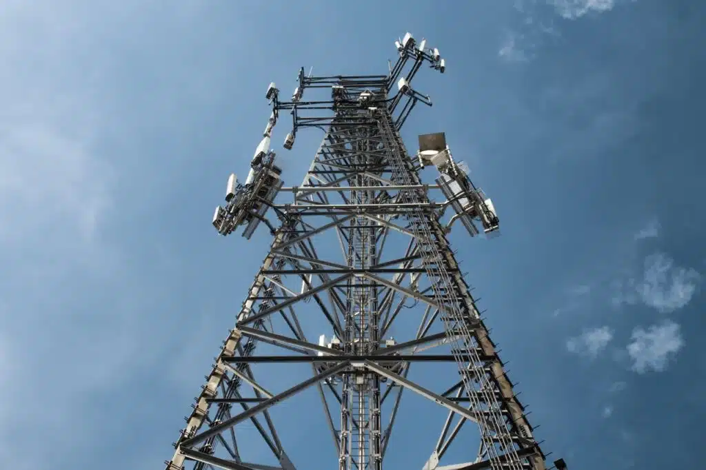 xavier niel-arrache-vodafone-aux-emirats-un-coup-de-force-a-52-milliards-deuros