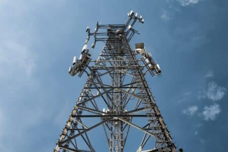 xavier niel-arrache-vodafone-aux-emirats-un-coup-de-force-a-52-milliards-deuros