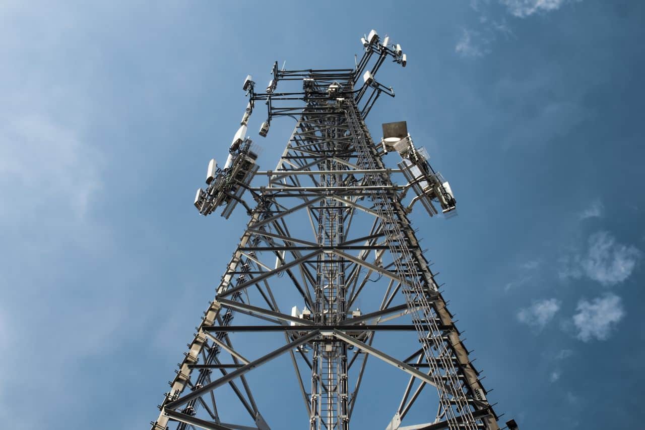 xavier niel-arrache-vodafone-aux-emirats-un-coup-de-force-a-52-milliards-deuros