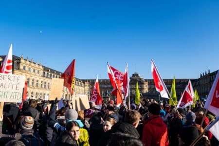 Grève multisectorielle : policiers, agents EDF et soignants mobilisés